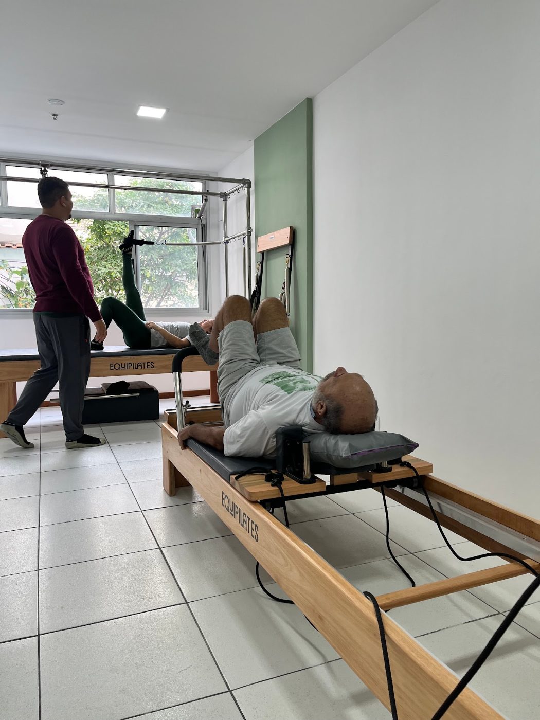 Profissional acompanhando aluno no Reformer