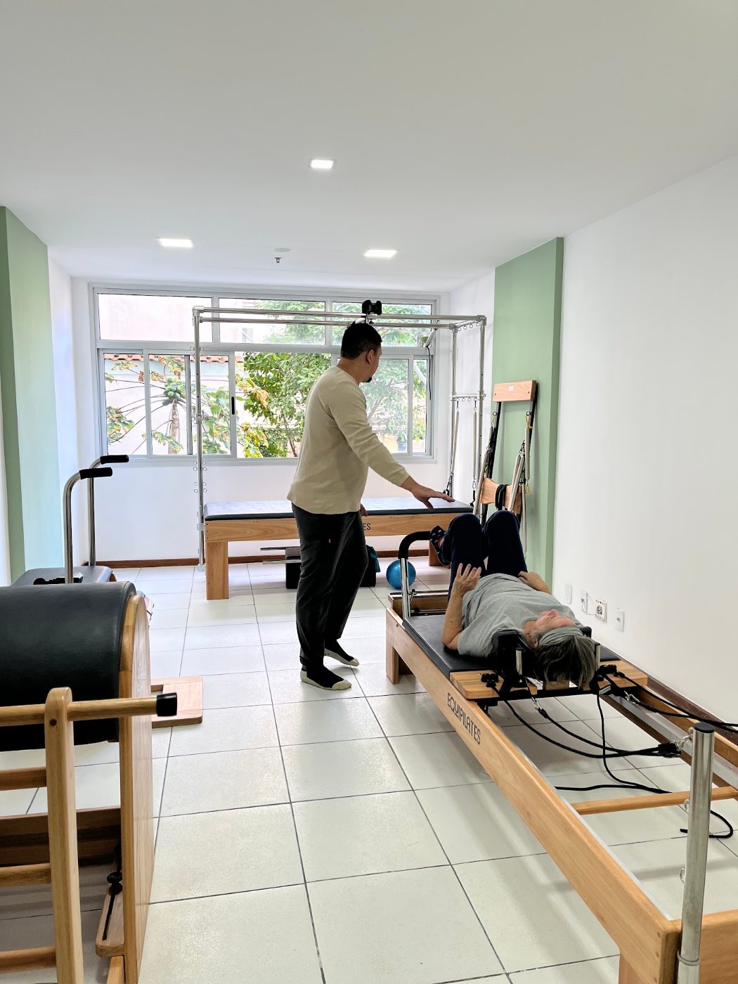 Fisioterapeuta orientando paciente no Reformer