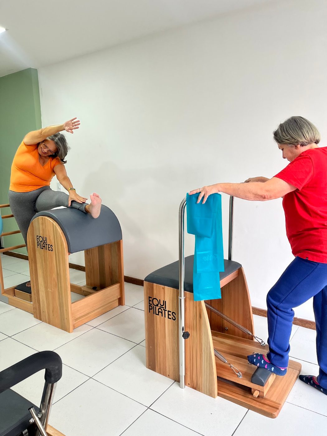 Alunas fazendo exercícios na Ladder Barrel e na Wunda Chair